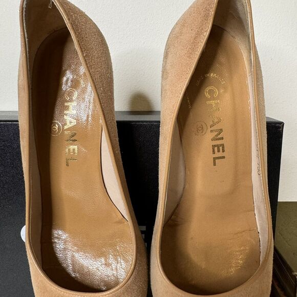Chanel Beige Suede Heels Mixed Media Exotic Lizard Pointed Cap Toe Size 37.5 - Picture 3 of 11